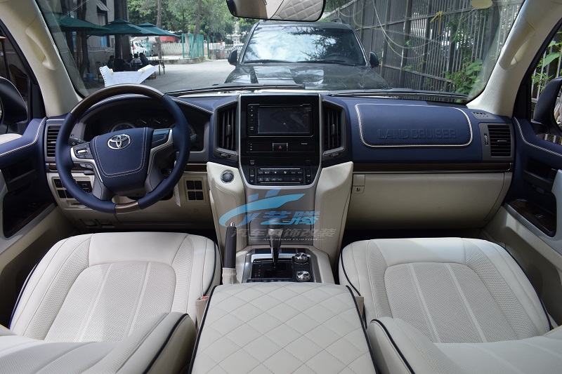 成都艺腾丰田兰德酷路泽内饰改装蓝色配白色改装案例